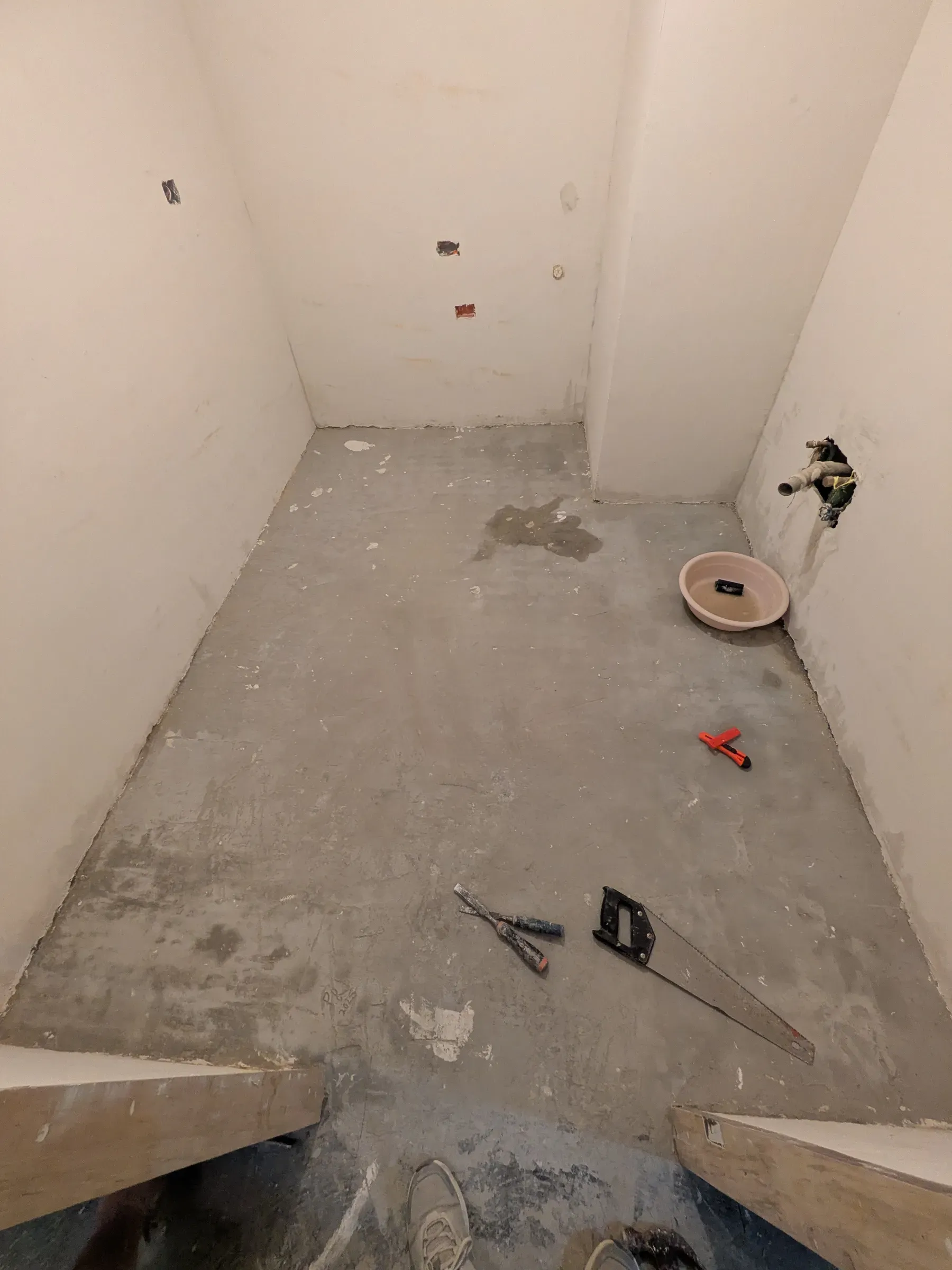 El recinto despejado hasta el radier, antes de las instalaciones