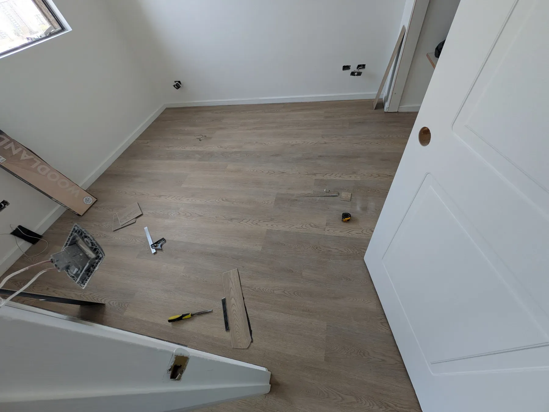 Instalación del piso vinílico sobre la superficie ya nivelada