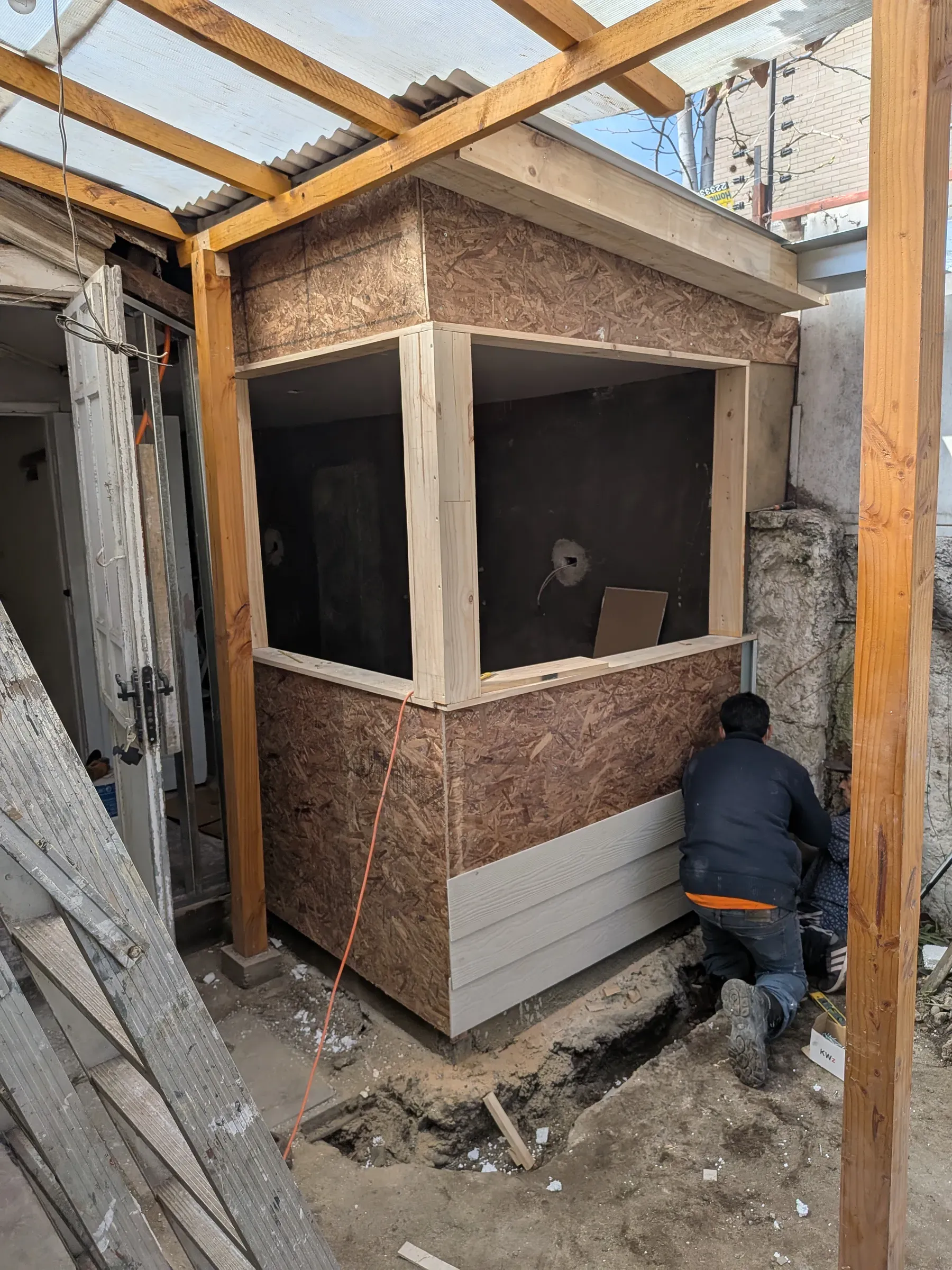 Estructura de madera de una ampliación, siendo revestida